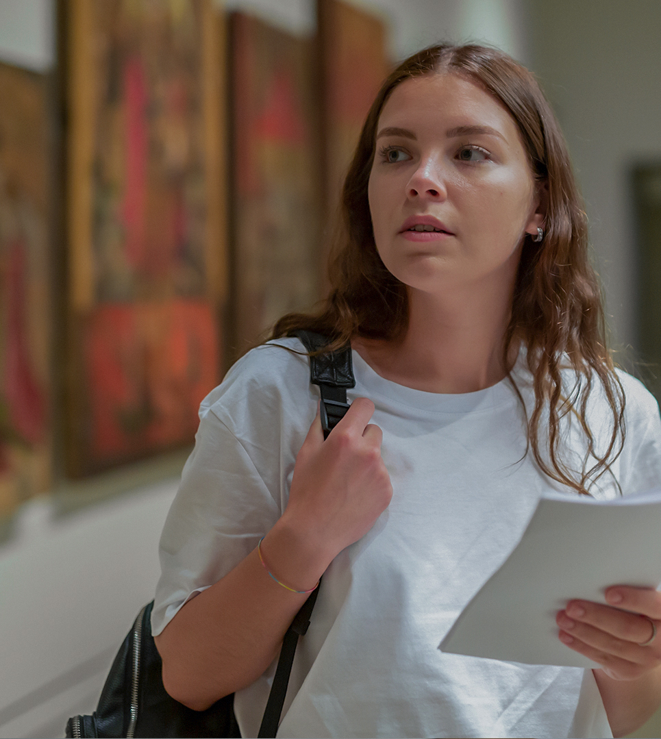 Junge Frau schaut sich auf einer Ausstellung um | Ausstellung Bad Kissingen