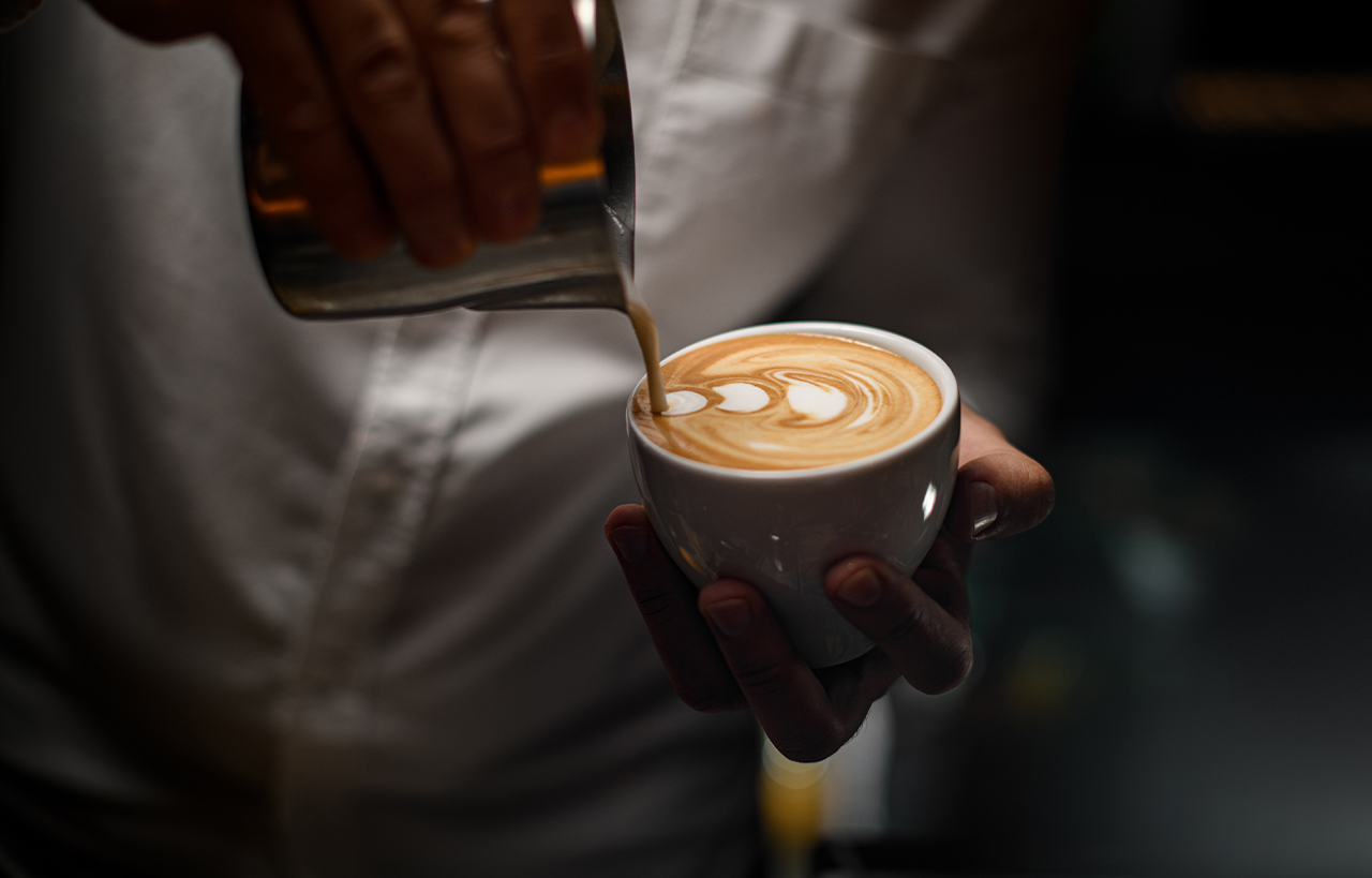 Person schenkt einen Kaffee ein | Cafe Bad Kissingen