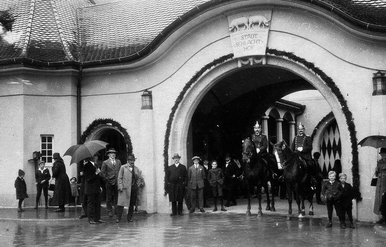 Ein Bild vom alten Schlachthof von früher in schwarz weiss | Erlebniszentrum Bad Kissingen